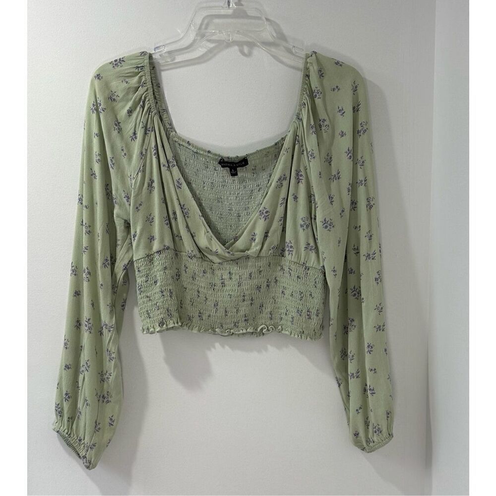 Kendall & Kylie long sleeve light green floral crop top sizeโLarge. #32-1223